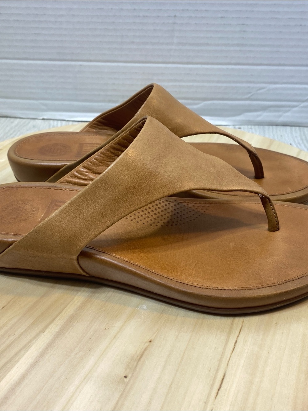 FitFlop Tan Brown Leather T-Strap Thong Wedge Sandals Women's Size US 7 / EU 38